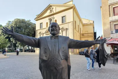 La statua di Pavarotti