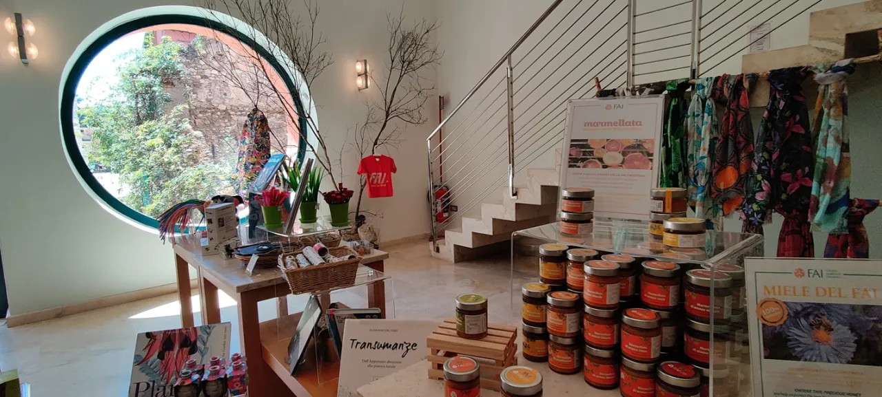 Villa Gregoriana: un viaggio tra natura, storia e meraviglia - Image 12