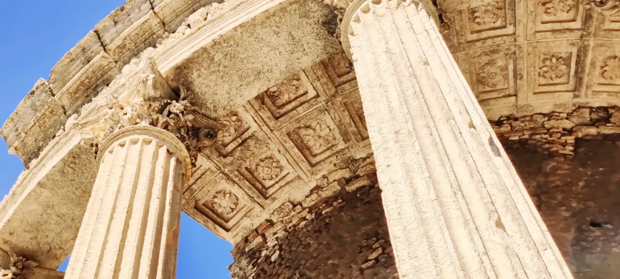 Villa Gregoriana: un viaggio tra natura, storia e meraviglia - Image 1